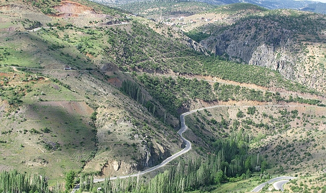 Karaman'da 60 yıldır bitirilemeyen yol projesine komik bütçe!