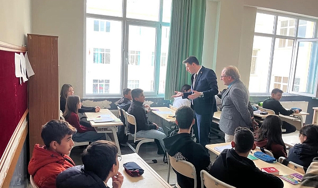 Kaymakam mesaiye öğrencilerle başladı 