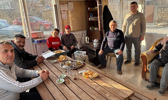 Vali Çiçekli'nin vatandaşla sobada, patates çay eşliğinde sohbeti