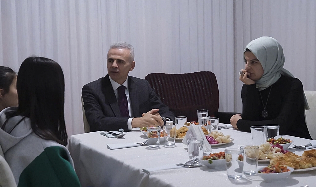 Vali Çiçekli ve eşi Çocuk Evindeki çocuklarla akşam yemeğinde buluştu