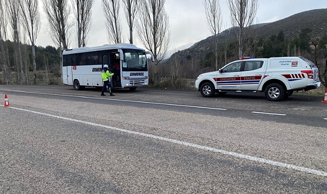 Jandarma, yolcu otobüsünde denetim yaptı