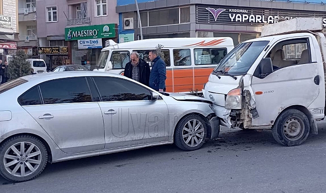 Karaman'da kamyonet karşı şeride geçti iki araca çarptı
