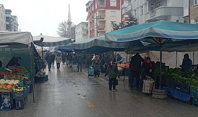 Karaman'da kar yağışına rağmen semt pazarı kuruldu