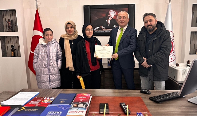 Resim Yarışmasında Dereceye Giren Öğrenciye Ödülü Verildi
