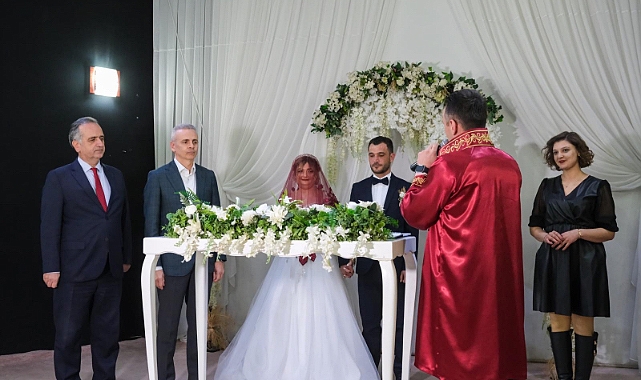 Vali Çiçekli, gençlerin nikah şahidi oldu