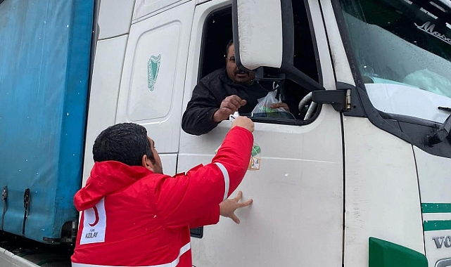 Yolda kalan sürücülere kumanya dağıttılar