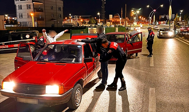 2 bin 335 kişiyi sorgulayan polis, aranan 15 kişiyi adalete teslim etti