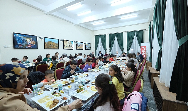 Çiçekli çifti çocuklarla iftar yaptı
