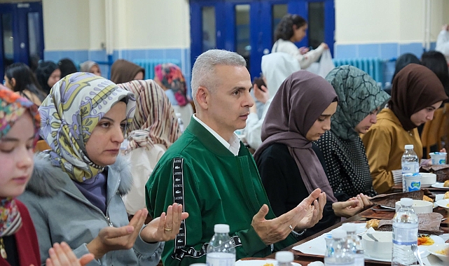 Çiçekli çifti, öğrencilerle iftar açtı