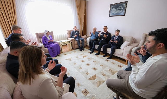 Çiçekli çiftinden bayram ziyaretleri 