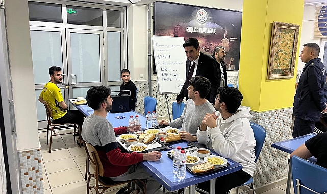 Kaymakam Erdoğan, iftarını üniversite öğrencileriyle açtı 
