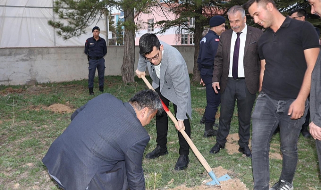 Kaymakam İlkay, Öğrencilerle önce Fidan Dikti, Sonra Birlikte İftar Açtı