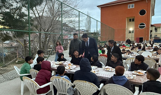 Öğretmenler, öğrencilerine iftar verdi