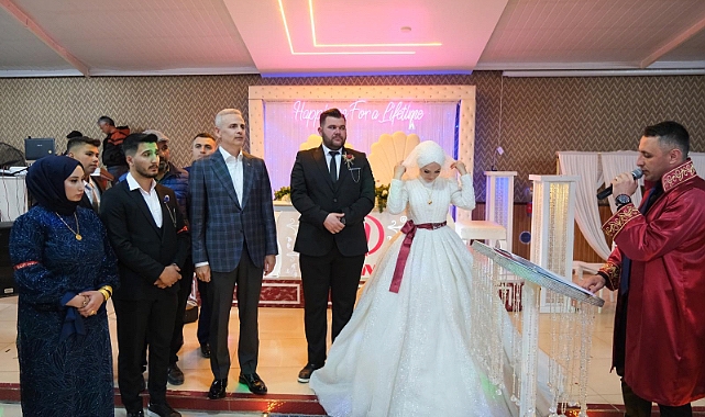 Genç çiftin nikah şahidi Vali Çiçekli oldu