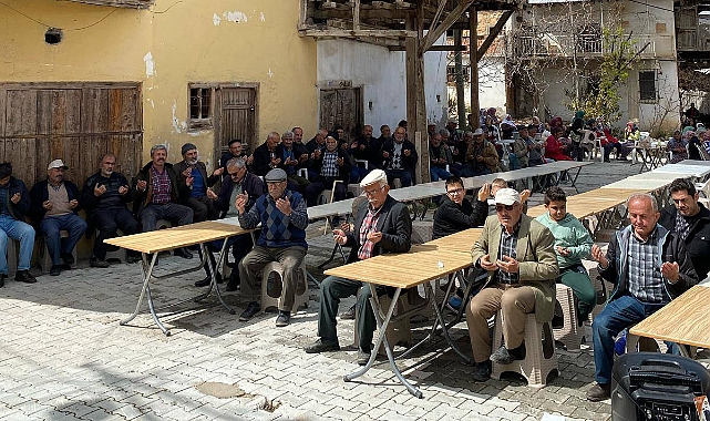 Hac öncesi köy halkına yemek ikramında bulundular