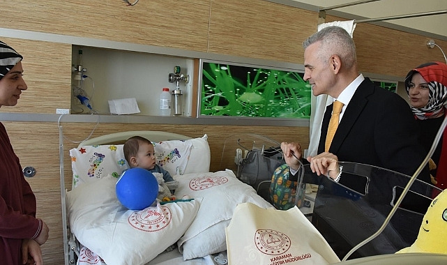 Hastane çocuk servisinde yatan minikler, 23 Nisan'da unutulmadı