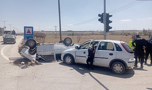 Jandarma kavşağında yine kaza: araç ters döndü