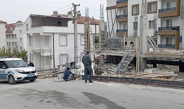 Karaman'da inşaattan düşen kalıp ustası yaralandı