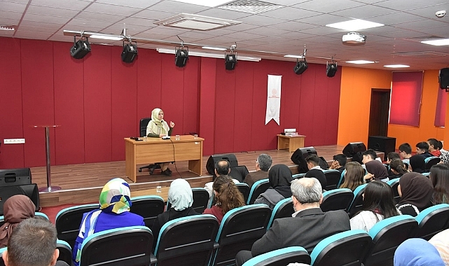 Ortaokul öğrencileri, Yazar Feyza Şahin ile bir araya geldi