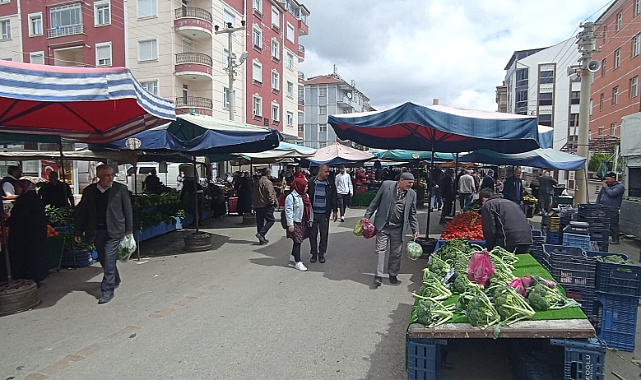 Perşembe Pazarında Sebze ve Meyve Fiyatları