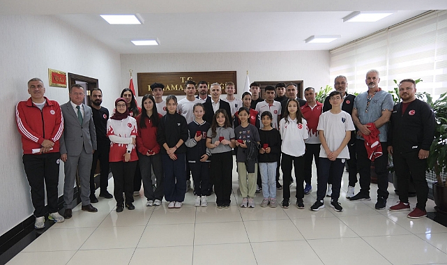 Vali Çiçekli'den başarılı sporculara ödül