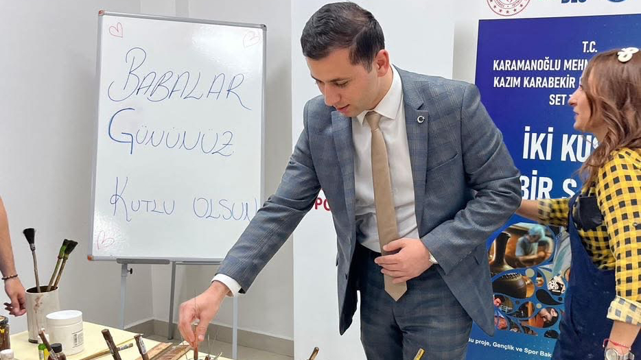 Kaymakam Yamakoğlu, gençlerle ebru yaptı