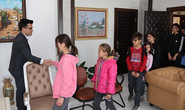 Akıl ve Zeka Oyunları Turnuvalarında başarılı olan öğrenciler Kaymakam İlkay'ı ziyaret etti