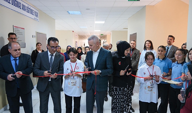 Anafartalar Ortaokulu'nda TÜBİTAK Bilim Fuarı açıldı