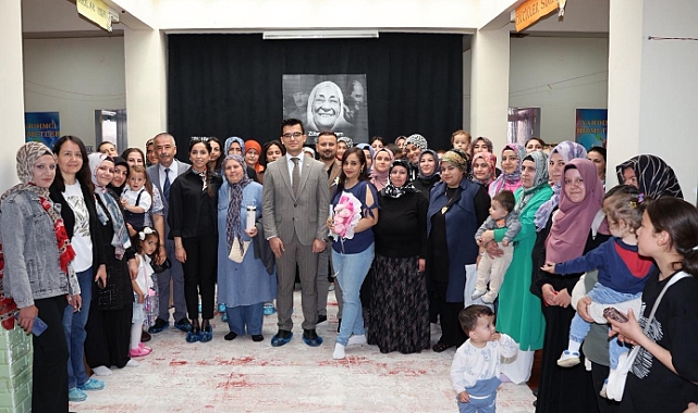 Minik Öğrencilerin gösterisi annelerini duygulandırdı