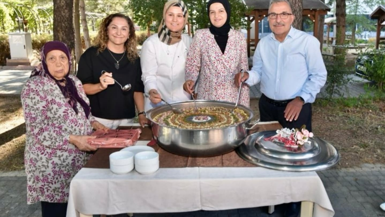 Huzurevi Sakinlerine Aşure İkram Ettiler