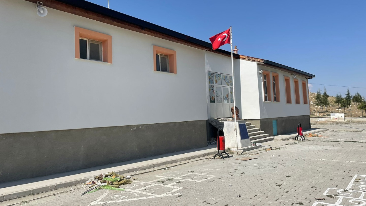 Okullardaki iyileştirme ve yenileme çalışmaları devam ediyor