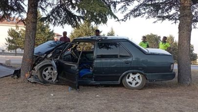 Karaman'da Otomobil Ağaca Çarptı