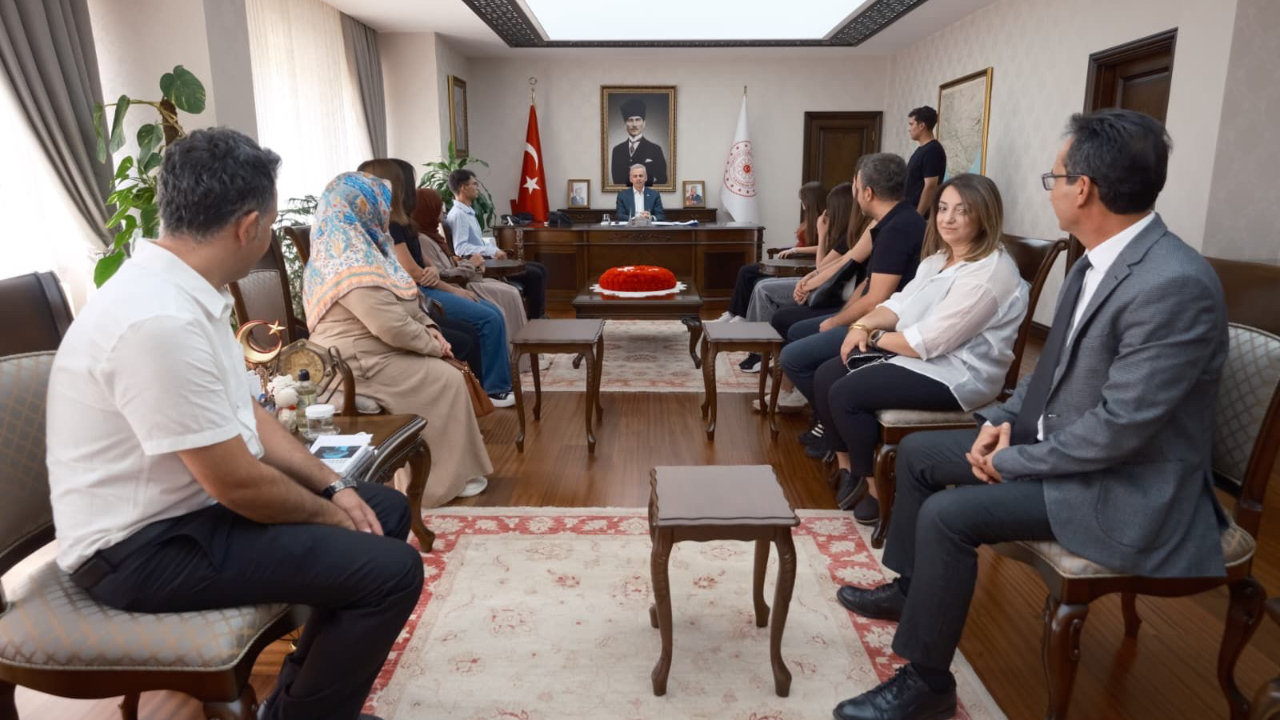 LGS ve YKS birincilerinden Vali Çiçekli’ye ziyaret