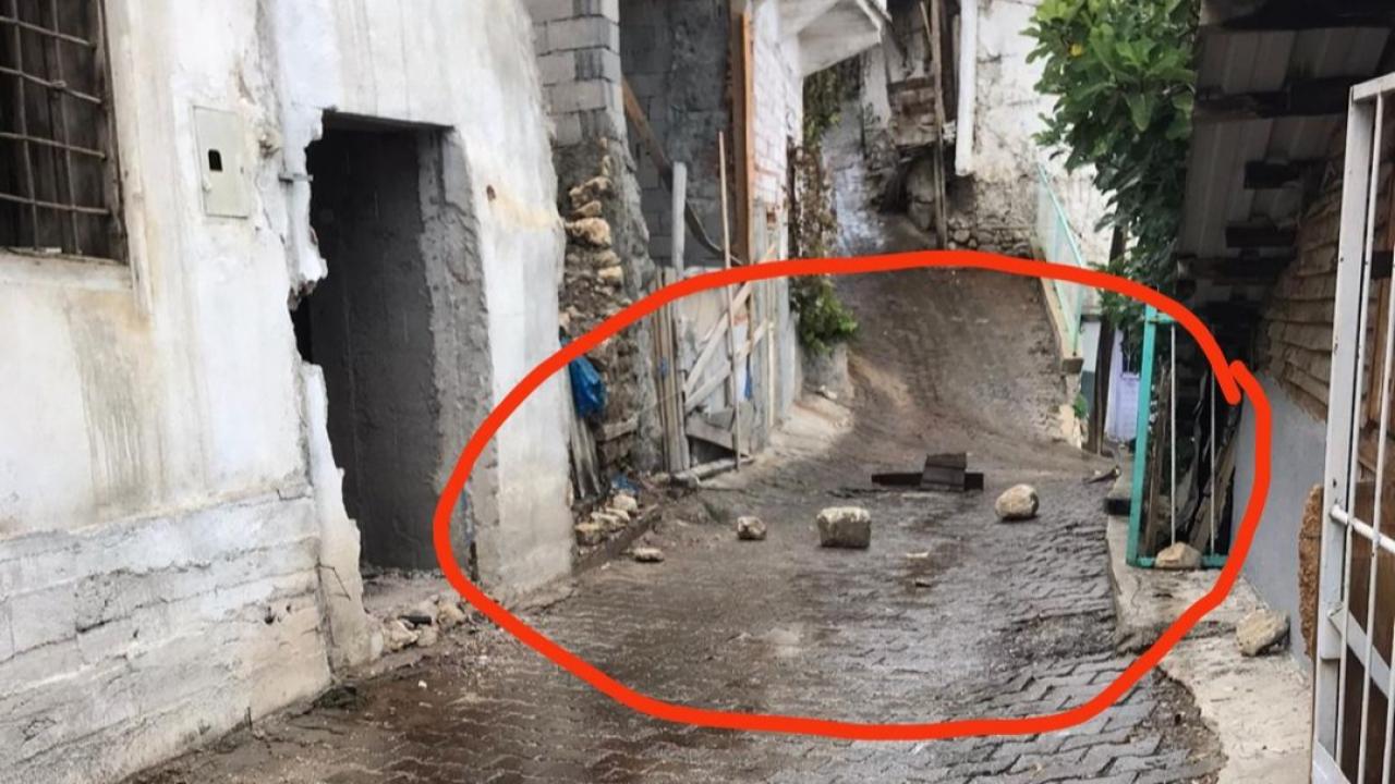 Ermenek'te Yıkılmayı Bekleyen Afet Evleri Tehlike Saçıyor