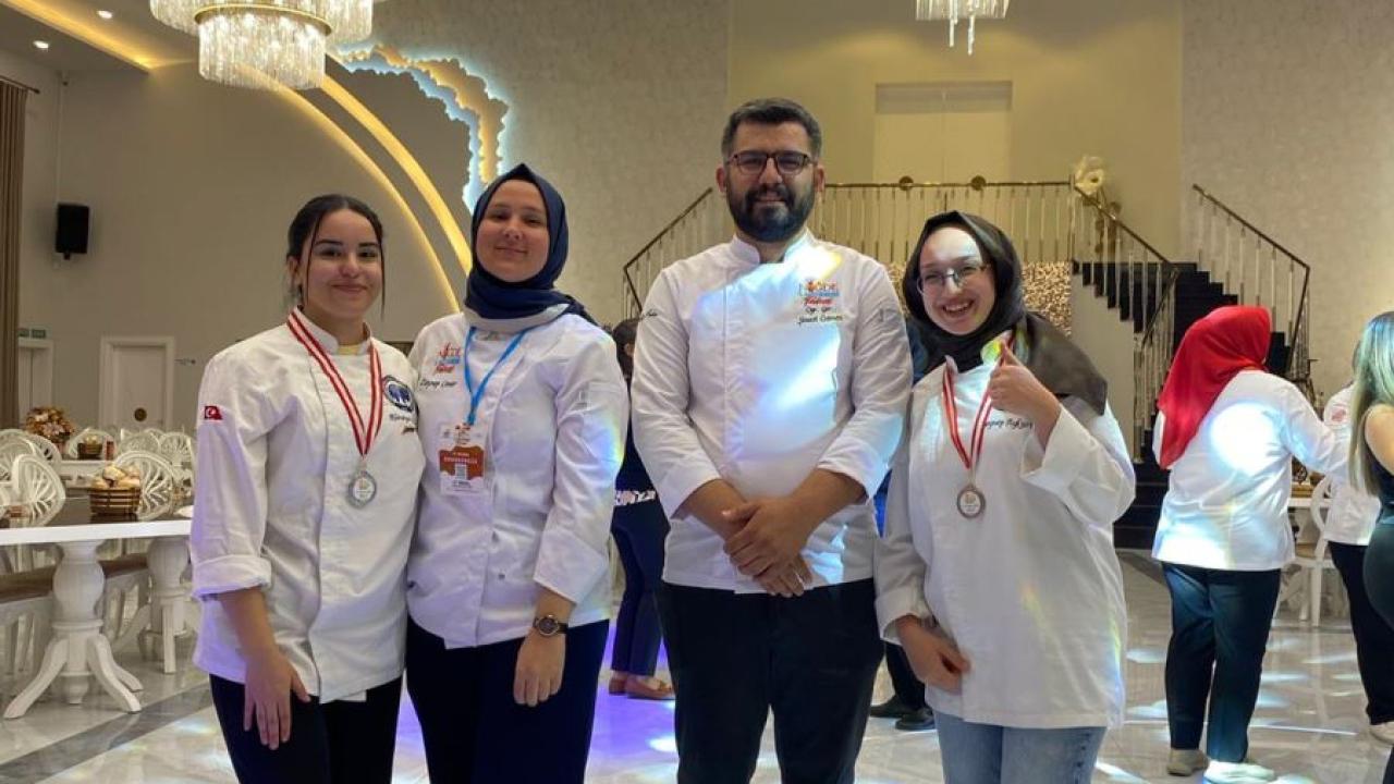 Öğrenciler Niğde Gastronomi Festivali’nden Madalyalarla Döndü