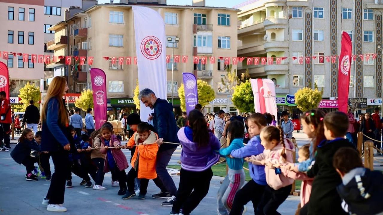 "Geleneksel Oyunlar Tırı" Karaman'da Çocuklarla Buluştu