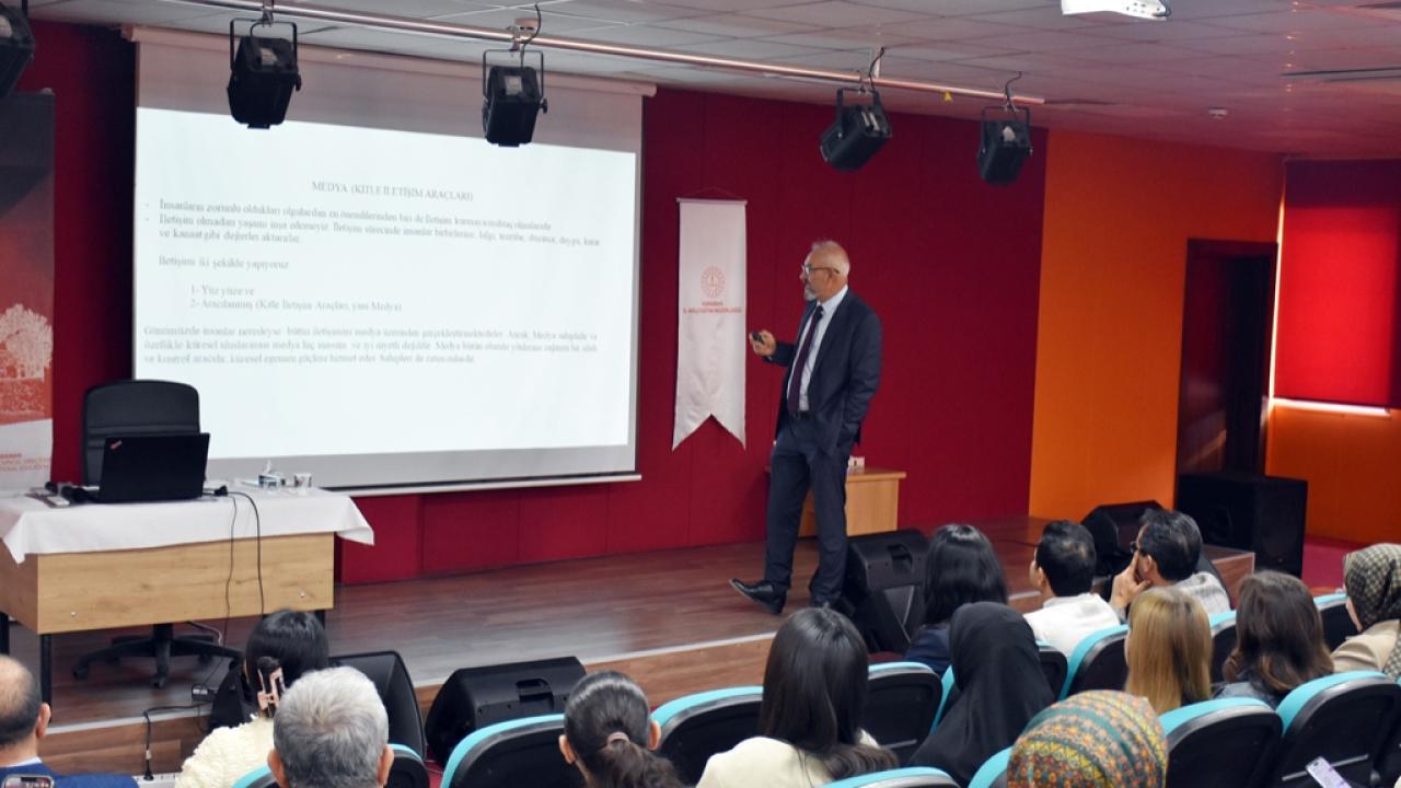 Prof. Dr. Ali Can "Sosyal Medya ve Zihinsel Dönüşüm"ü Anlattı