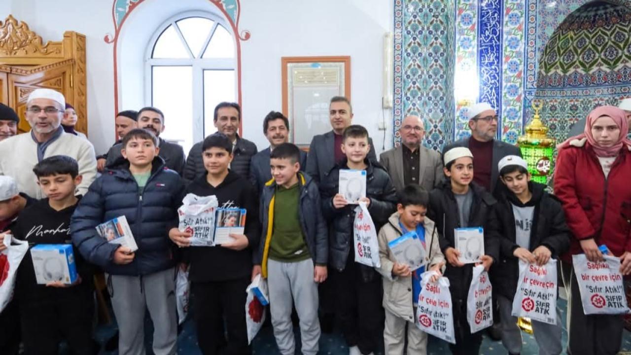 Camiye Gelen Çocuklar Ödüllendirildi