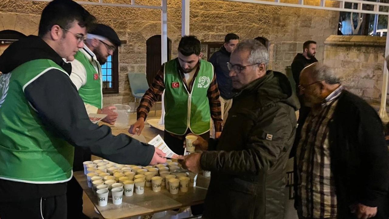 Teravih namazı sonrası vatandaşlara ballı süt ikram edildi