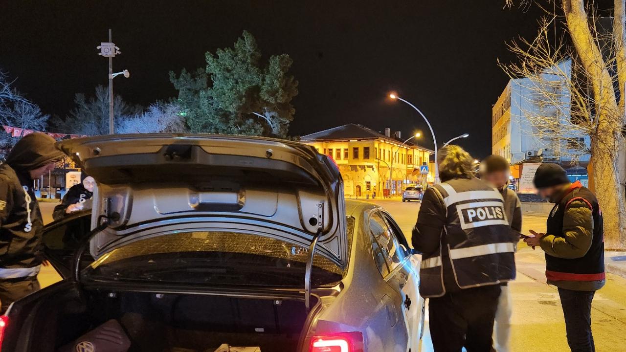 Karaman’da Asayiş Uygulaması: 3 Bin 323 Kişi Sorgulandı, Çok Sayıda Suç Unsuru Ele Geçirildi