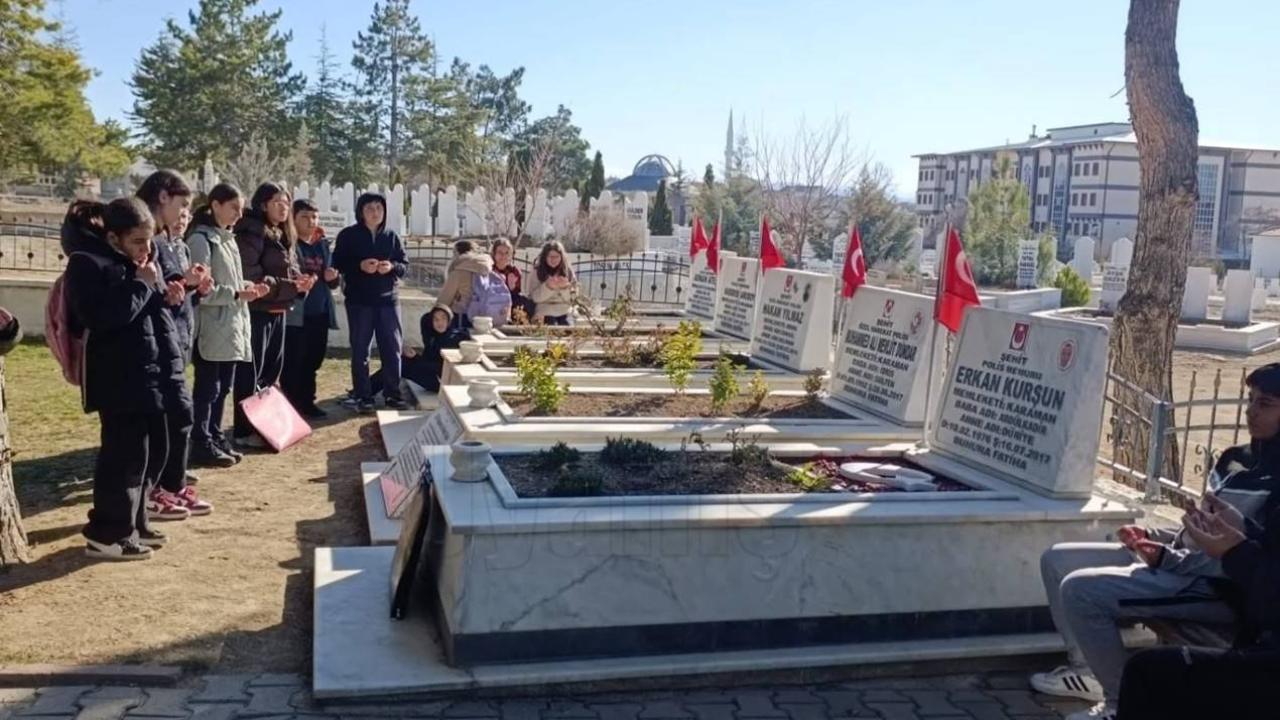 Öğrenciler Şehitliği Ziyaret Etti