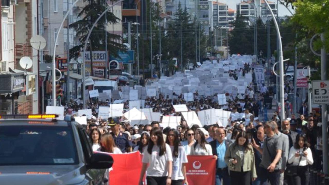 8 Bin 500 Öğrenci Katılımı İle 'Yürüyen Sözlük' Etkinliği Karaman'da Gerçekleşti