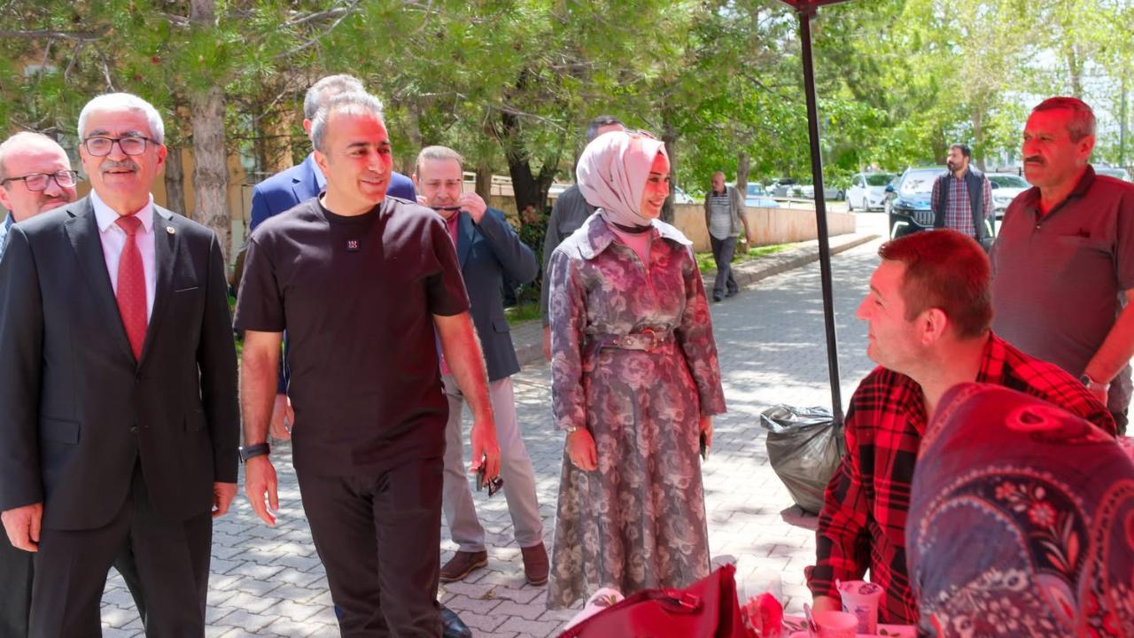 Anneler Günü’nde Anlamlı Buluşma: Vali Çiçek Kamu Çalışanlarıyla Bir Araya Geldi