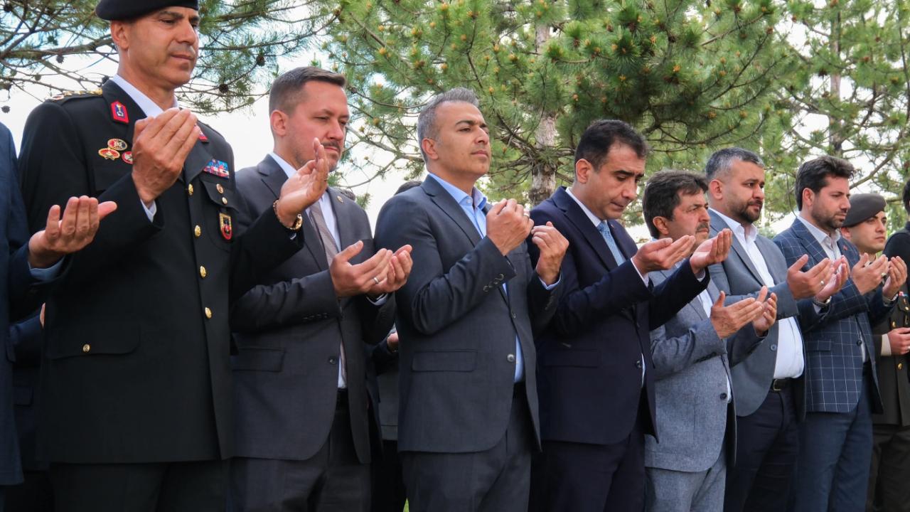 Garnizon ve Polis Şehitliği Ziyaret Edildi