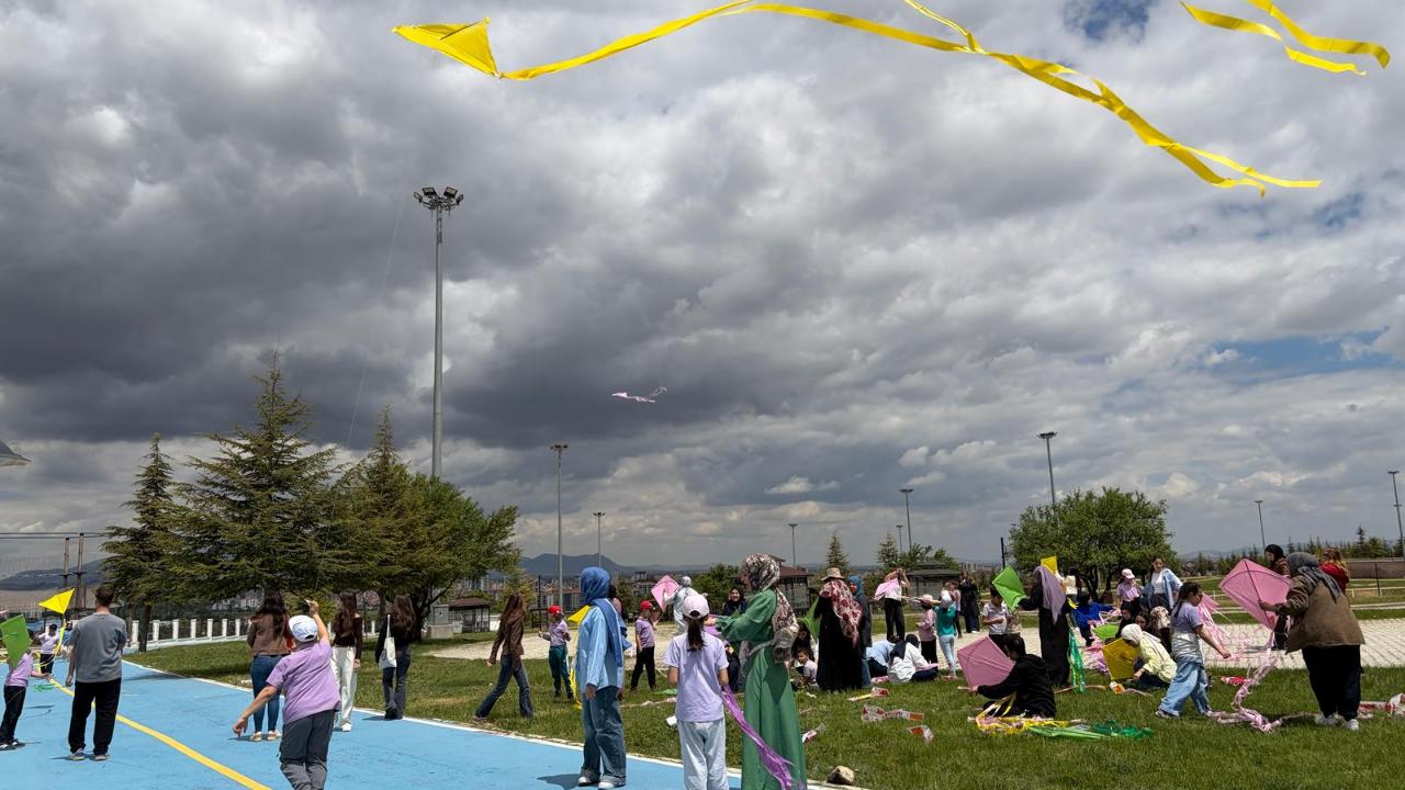 Gençlik Haftası’nda Uçurtmalar Gökyüzünü Renklendirdi