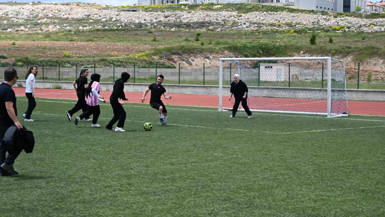 KMÜ’de “Haydi Kızlar Sahaya” ve Masa Tenisi Turnuvası Ödülleri Verildi