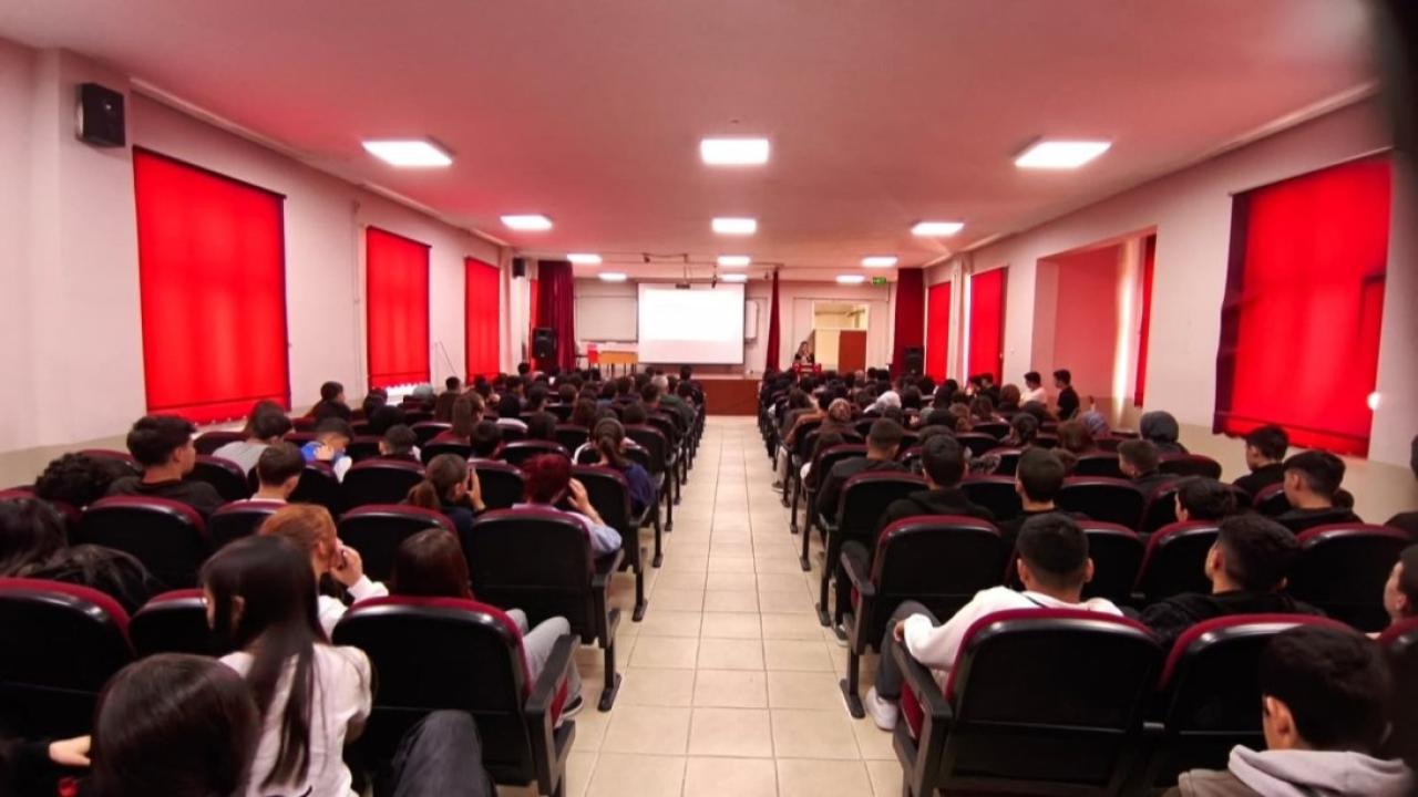 Öğrenciler, TÜBİTAK Bilim Söyleşilerinde Bilim İnsanları İle Buluştu