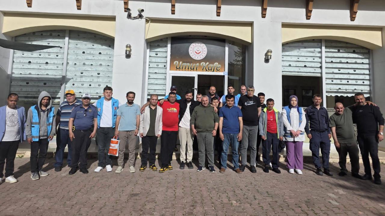 Özel Gereksinimli Bireyleri Ziyaret Ettiler