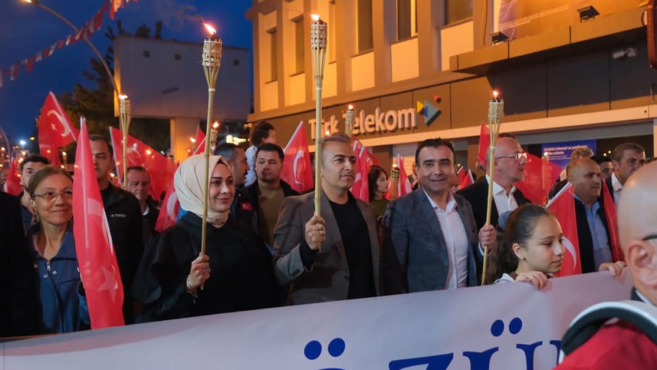 Türk Dil Bayramı Coşkusu Fener Alayıyla Sokaklara Taştı