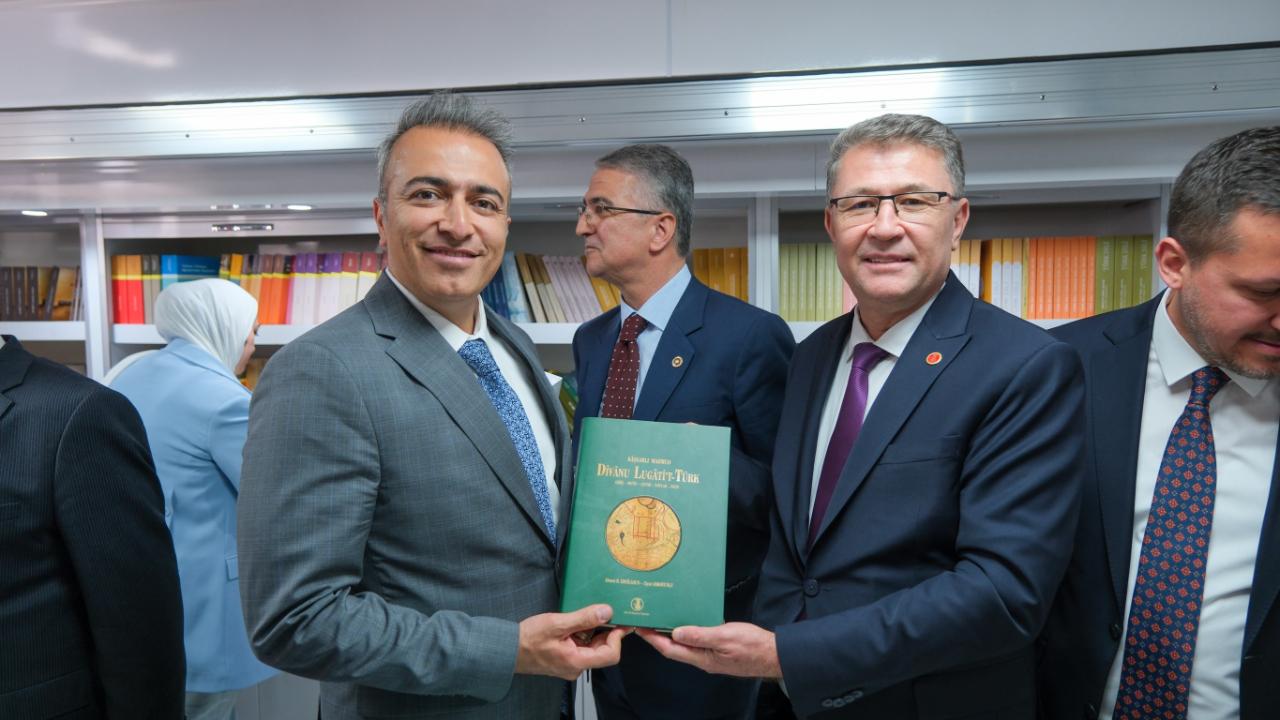 Türk Dil Kurumu Kitap Satış Aracını Ziyaret Ettiler